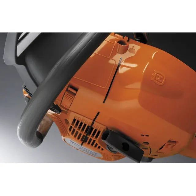 HUSQVARNA 555 Chain Saw - 59.8 CC - 4.16 HP*
