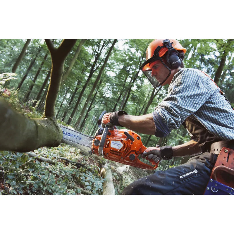HUSQVARNA 555 Chain Saw - 59.8 CC - 4.16 HP*